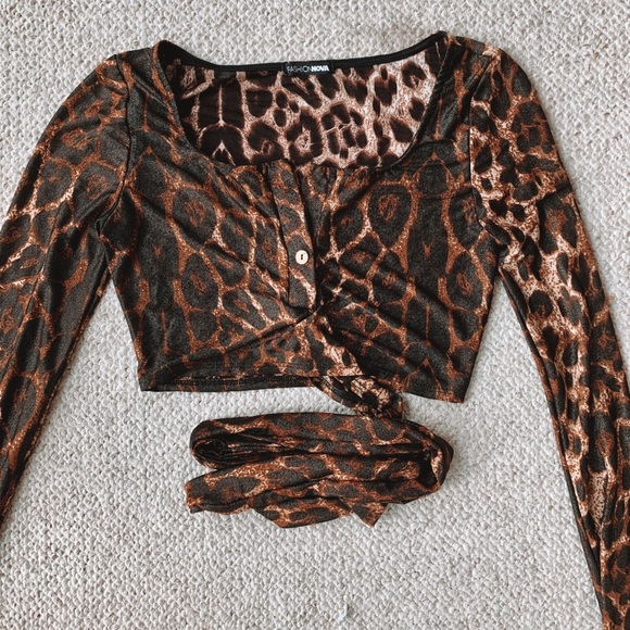 Fashion Nova Tops - Leopard print tie front top